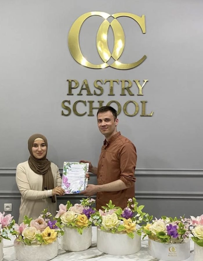 „Khusan Nurov teaching a sugar flower workshop and awarding a certificate"